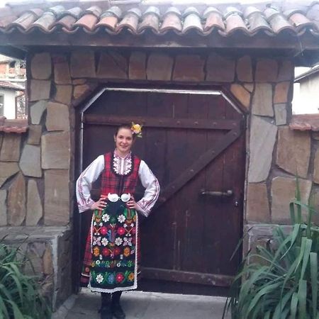 Семеен Хотел Национал 米内拉尔尼巴尼 外观 照片